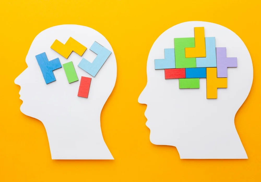 Illustration showing ADHD veiledning vs terapi with a cluttered mind vs an organized mind using colorful puzzle pieces in heads.