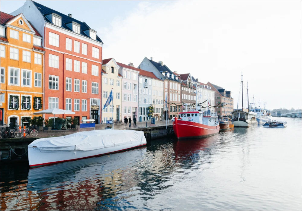 Fargerike bygninger og båter langs kanalen i Oslo, et rolig sted som symboliserer balanse og velvære med støtte fra en erfaren psykiater i Oslo.